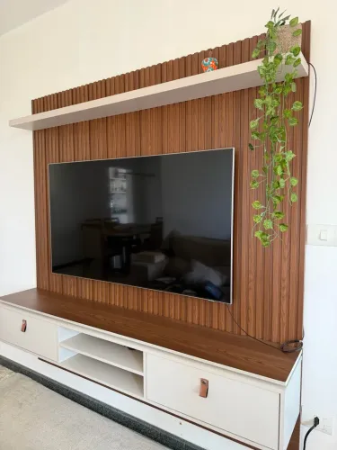 Painel com rack suspenso