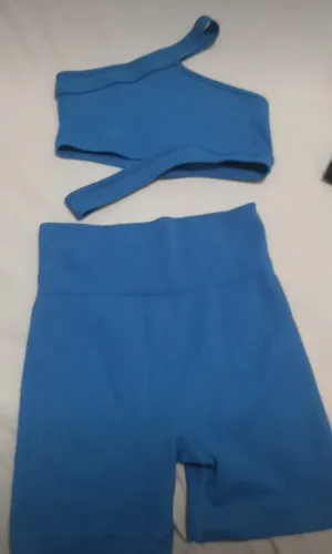 Conjunto top e shorts azul para academia