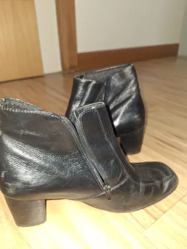 Bota curta em couro, forrada tam 33/34