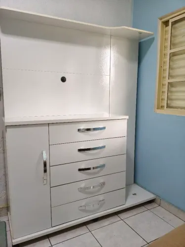Cômoda branca com espelho