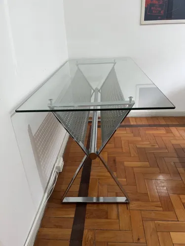 MESA DE ESCRITÓRIO COM TAMPO DE VIDRO E BASE DE ALUMÍNIO ? EXCELENTE ESTADO