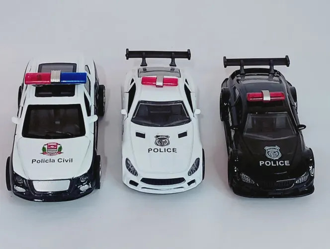 KIT com 3 carrinhos de ferro de polícia novos