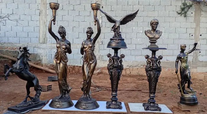 Esculturas luminárias abajures Tiffany e outros produtos decorativos