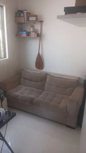 Sofá 2 lugares, espuma e estofados muito bem conservados