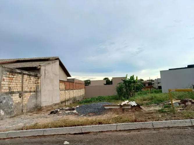 Terreno à venda em Goiânia, Setor Três Marias, com 360 m²