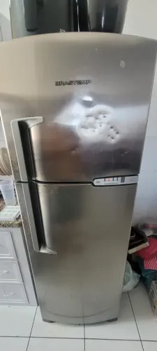 Vendo geladeira Brastemp com pequenas avarias mas gelando muito!