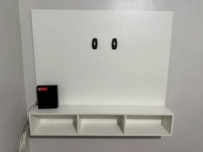 Painel de Tv branco com suporte