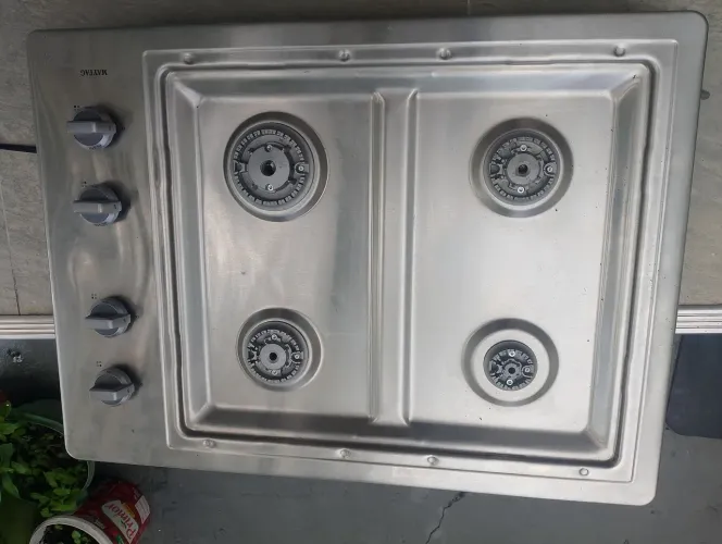 cooktop a gás de aço inoxidável da marca Maytag.