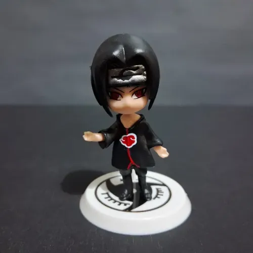 Mini Estatueta do Itachi Uchiha Naruto Shippuden 7cm Com Base PVC Colecionável