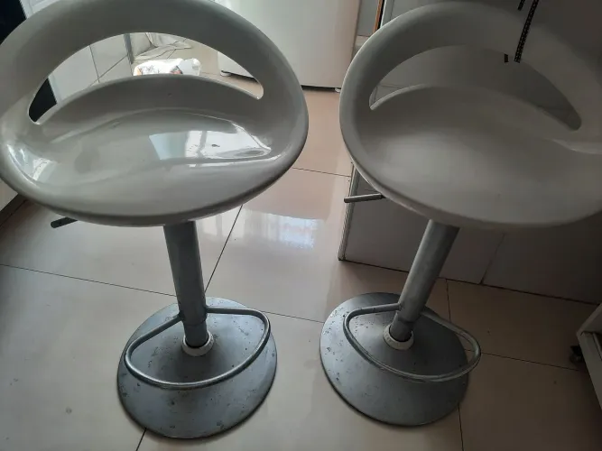 Vendo banquetas. Valor 90,00 cada.