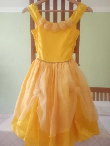 Fantasia da Bela Princesas tamanho 10  com tiara de coroa e luvas.