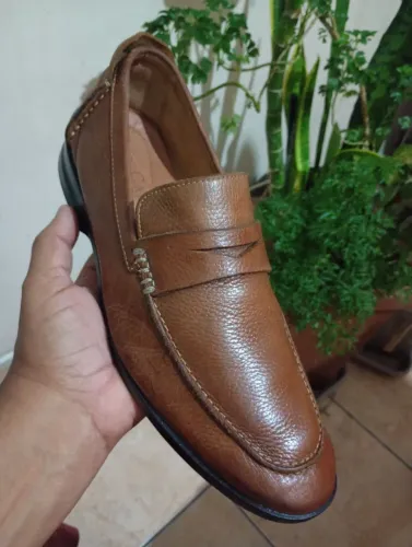 Mocassim Mr Cat original, couro caramelo, confortável e estiloso.