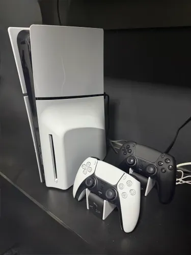 PlayStation 5 (Edição com Leitor) + 2 Controles + 4 Jogões!