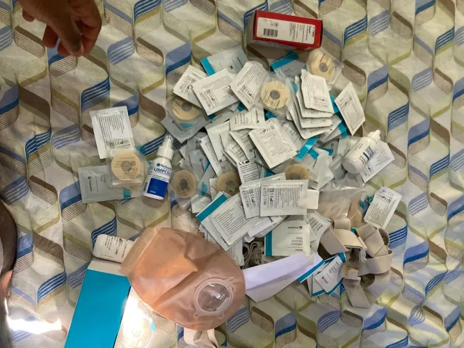 Título: Kit de Bolsas de Ostomia, Placas Adesivas e Acessórios.