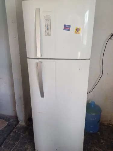 Geladeira semi nova 