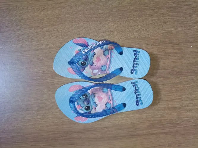 Chinelos infantil com lindas estampas de personagens