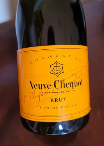 Veuve Clicquot Brut 750 ml com caixa para presente