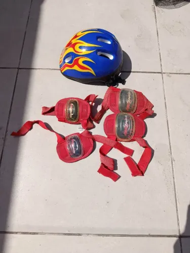 Capacete, joelheira e cotoveleira infantil