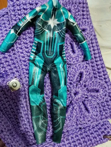 Roupa da boneca Capitã Marvel 