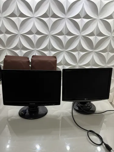 Kit 2 Monitores LG Flatron + Positivo