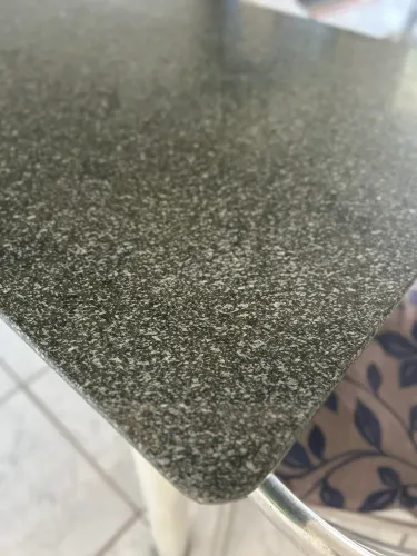 Mesa com tampo em granito