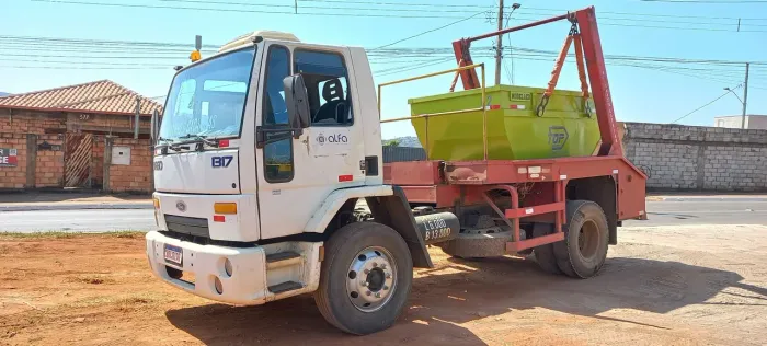 Caminhão Ford 1317 poliguindaste