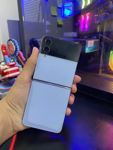 Galaxy Z Flip 4, aparelho em pleno funcionamento e pronto para uso.