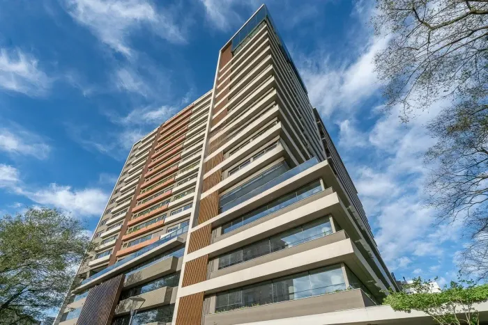 Apartamento de 1 dormitório semi-mobiliado com 54m, suíte e churrasqueira no Menino Deus e