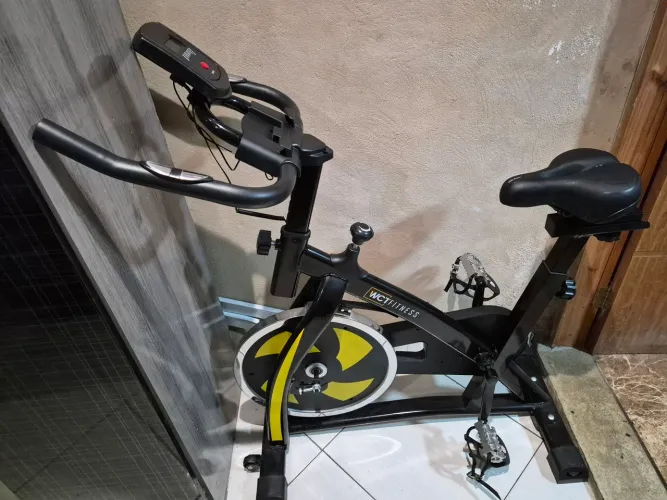 Bicicleta ergométrica de academia