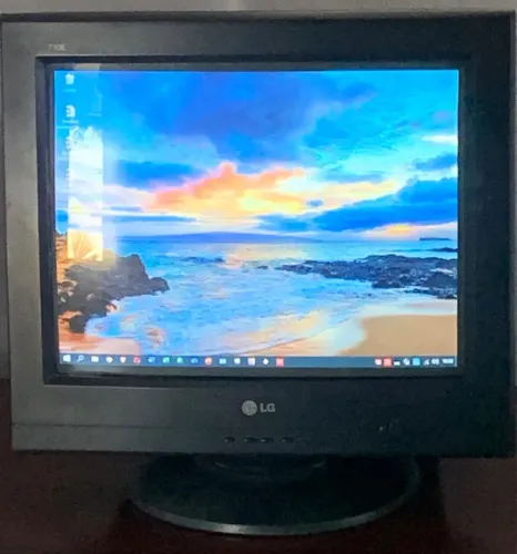Monitor CRT LG 710E Preto funcionando perfeitamente