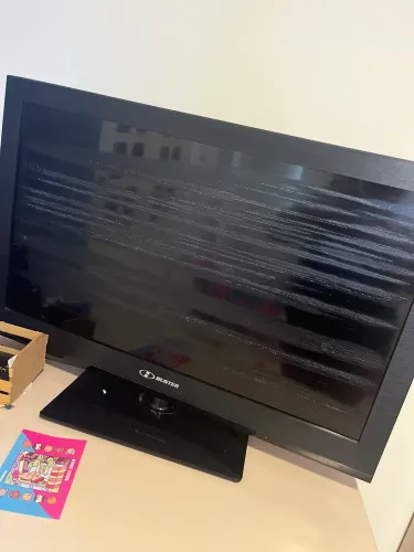 TV blustrer . Atenção não é smart . Vai com o box para adaptar para smart . 