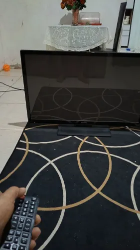 Tv com defeito na tela ela ficou escura do nada marca Samsung qualquer coisa fala no ZAP 