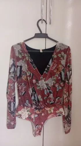 Body com estampa floral vermelho M<br>*R$30,00*
