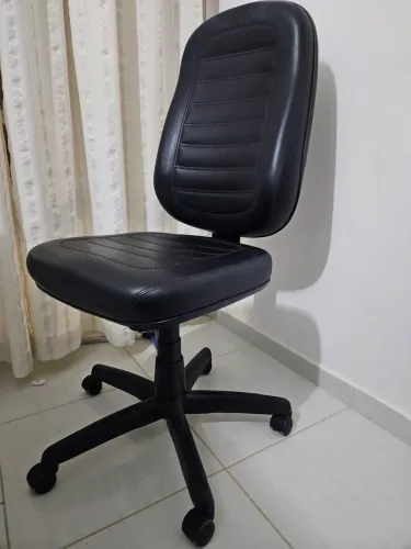 Cadeira escritório em couro sintético
