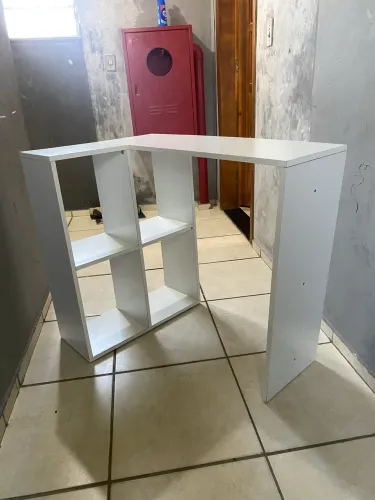 mesa em L branca com nichos