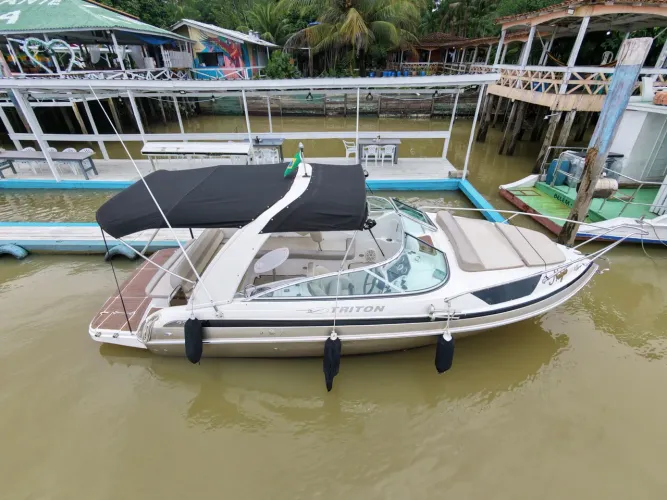 Lancha TRITON 230 Cabinada 