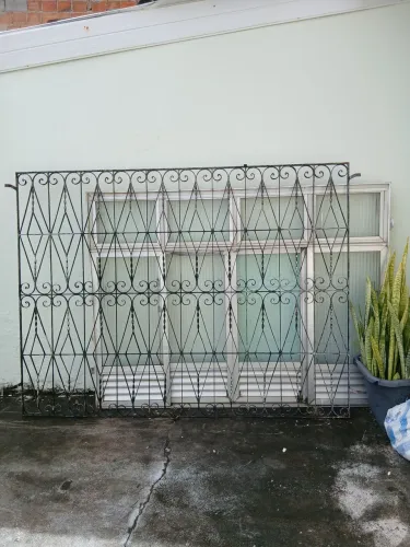 Vende-se grande de ferro e janelao de alumínio! 600 0s 2.