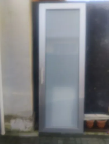 Porta de vidro e alumínio