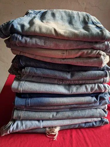 14 calças jeans femininas 1 saia e 1 bermuda 