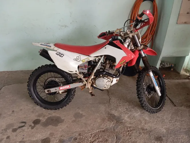 XR 200 DE TRILHA COM CORPO DE CRF230