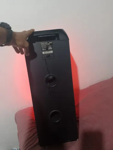 Caixa de som pollyvox com defeito nos alto falante 