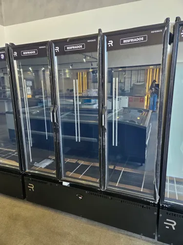 refrigerador expositor 3 portas preto para mercados e conveniências 