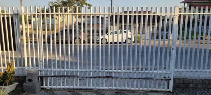 Vendo Portão em Alumínio 3.70 comprimento por 2.10 de altura