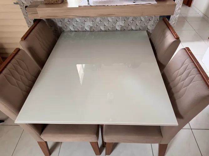 Vende-se mesa de 4 lugares 