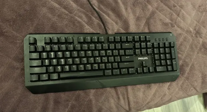 Teclado Mecânico Philips Momentum G403 pouco usado (com teclas extras)