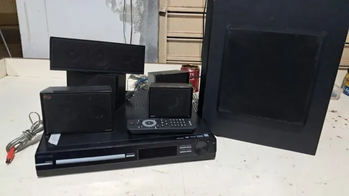  HOMETHEATER<br>TOCA CD DVD KARAOKE ,BLUETOOTH<br>SEMI NOVO