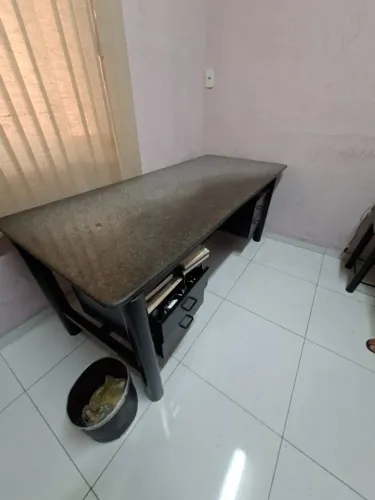 Conjunto Escritório Office 5 peças tampo de granito em ferro + 3 cadeiras em couro.