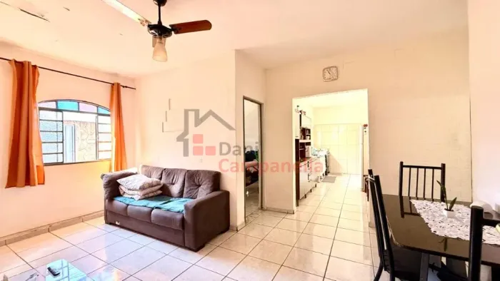 Casa à Venda em São Carlos, Pouso Alegre