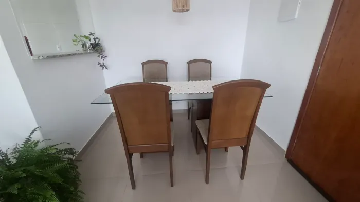 Mesa de jantar com tampo de vidro + 5 cadeiras R$ 500,00
