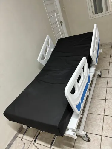 Cama hospitalar com colchão semi nova
